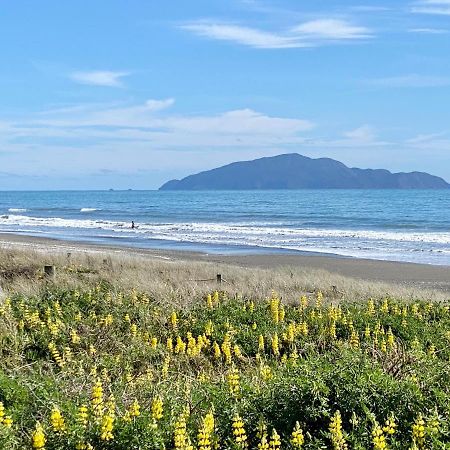 Otaki Beachfront Getaway Buitenkant foto
