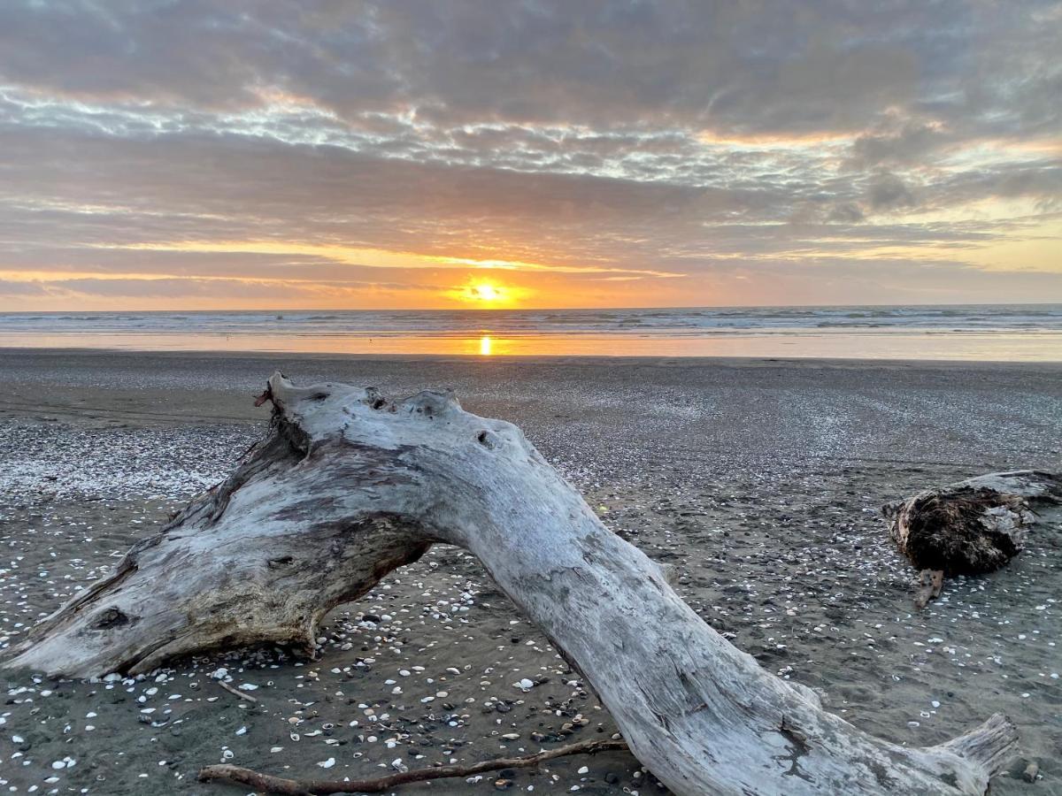 Otaki Beachfront Getaway Buitenkant foto