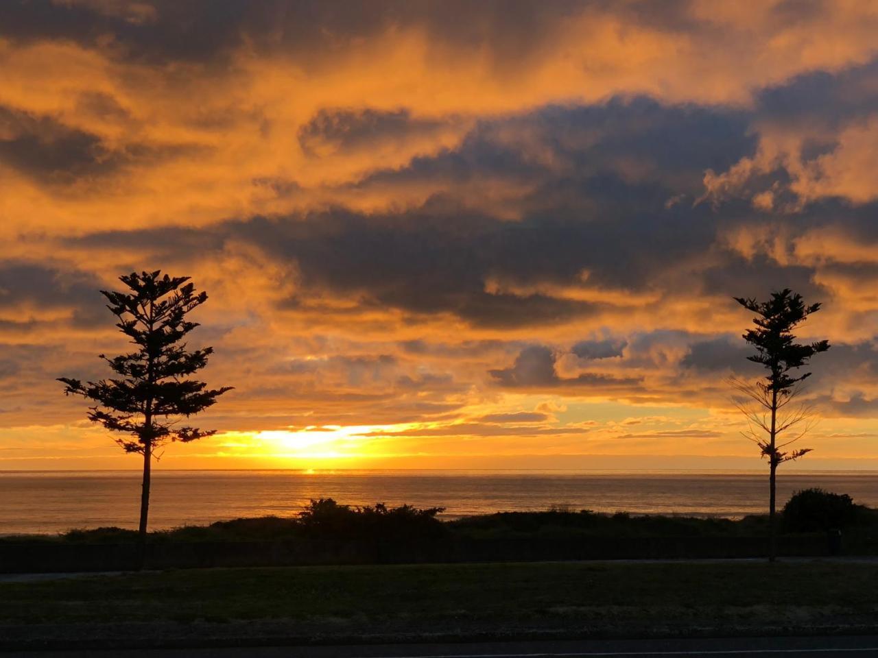 Otaki Beachfront Getaway Buitenkant foto